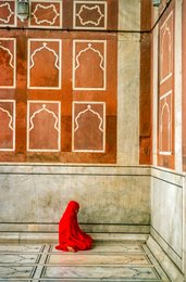 Architecture;-Delhi;-Femme;-Grès-rouge;-Inde;-Islam;-Jama-Masjid;-Kaleidos;-Kaleidos-images;-La-parole-à-limage;-Marbre;-Mosquée;-Musulmane;-Prière;-Rouge;-Stories-Pictures;-Tarek-Charara;-Vieux-Delhi;-Voile